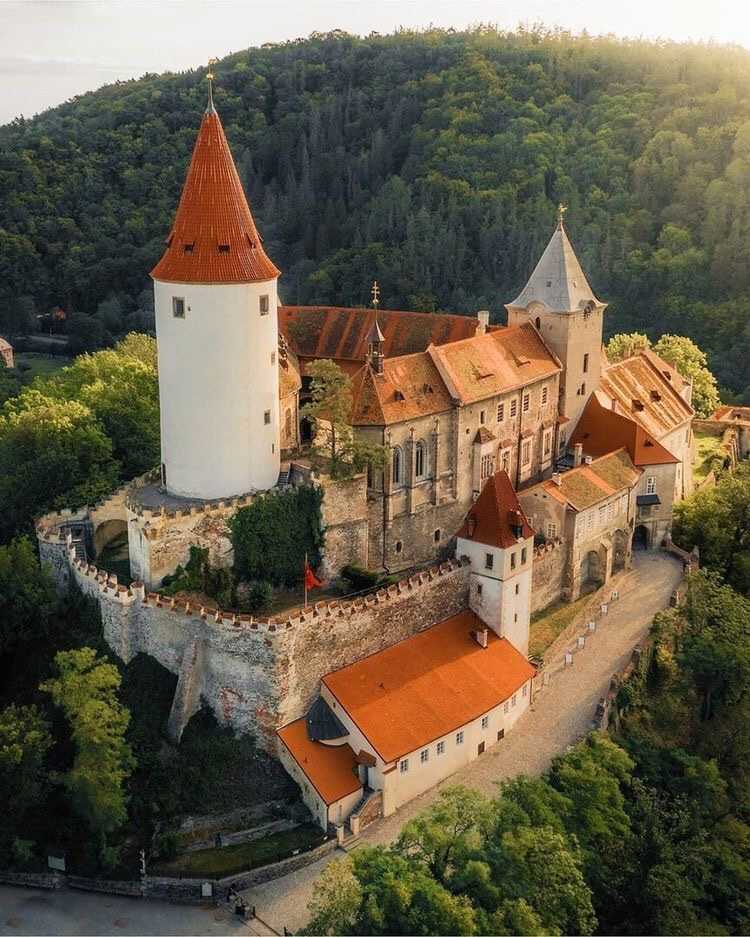 Готический средневековый замок кршивоклат в центральной чехии