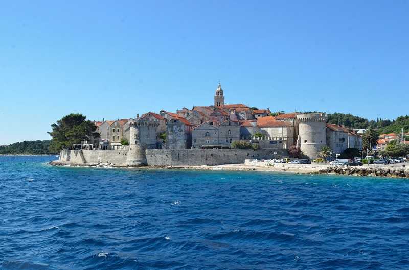 Корчула — это город-порт в Хорватии, расположившийся на полуострове и соединенный с одноименным островом узким перешейком. Именно здесь родился великий путешественник Марко Поло. Это один из самых красивых островов Хорватии, с вековыми сосновыми лесами и