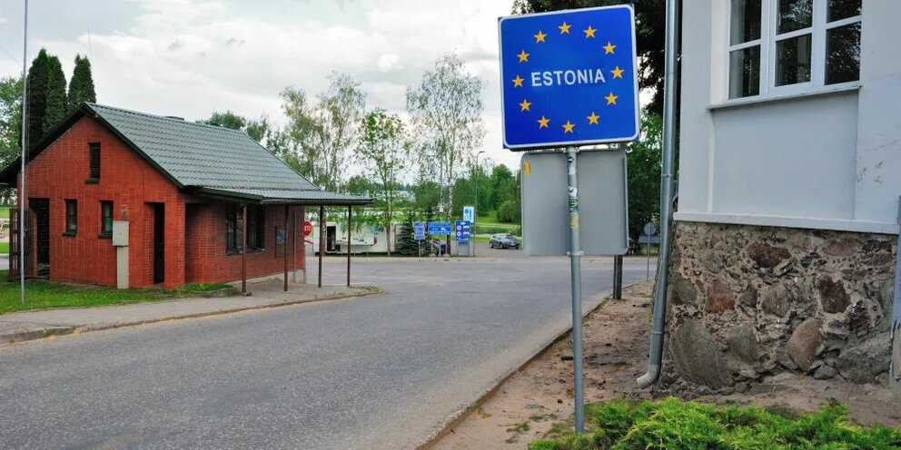 Город Валга расположен почти на границе Эстонии с ее южной соседкой Латвией. Граница здесь обозначена ручьем, больше похожим на придорожную канаву и отделяющим Валгу от латвийской Валки.