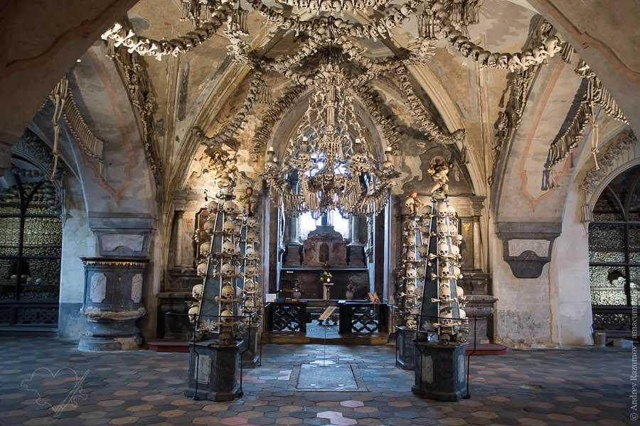 Костница в чехии. церковь из человеческих костей. фото