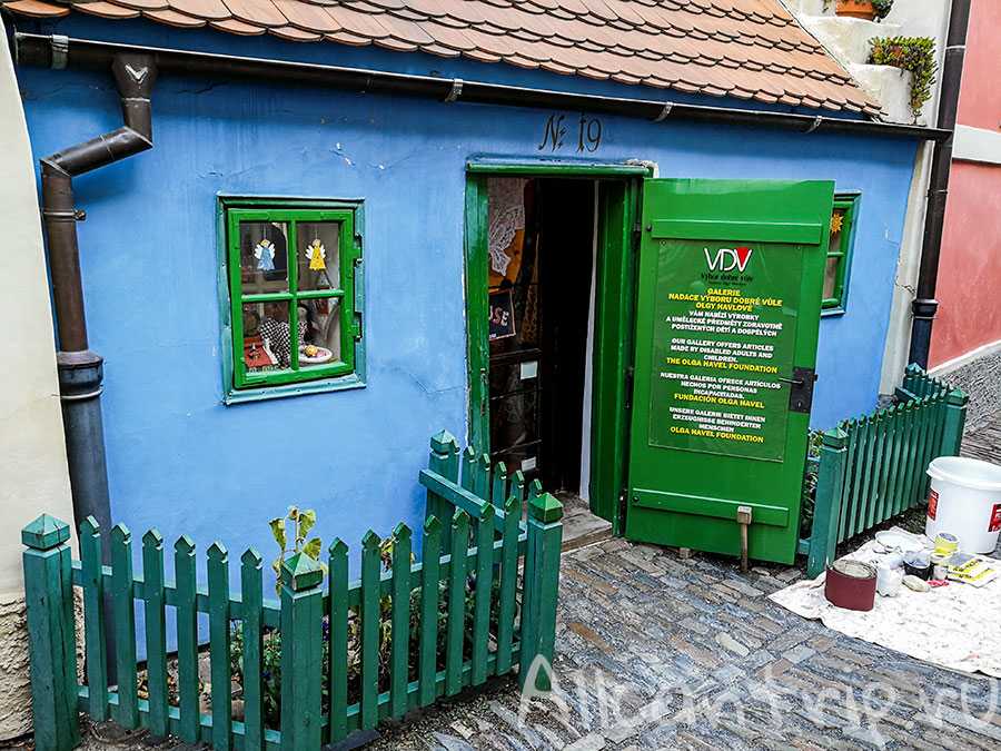 Злата Улочка — старинная тупиковая улица в Пражском граде. Известна своими карликовыми 2-этажными домами, встроенными в крепостную стену. Домики выкрашены в яркие цвета, выглядят как игрушечные и очень нравятся туристам.