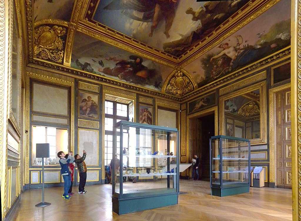 Лувр — музей парижа