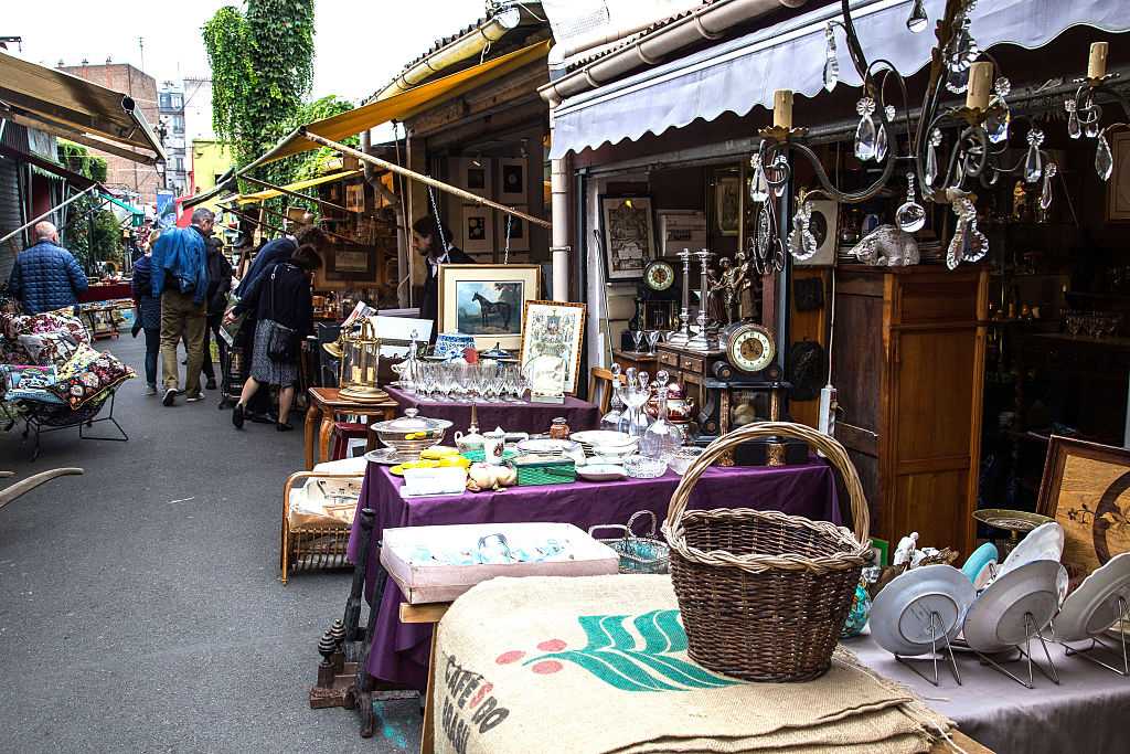 Блошиный рынок в Париже – большой и популярный среди туристов рынок, торгующий предметами антиквариата и подержанными вещами и расположенный в северном пригороде французской столицы Сент-Уэн.