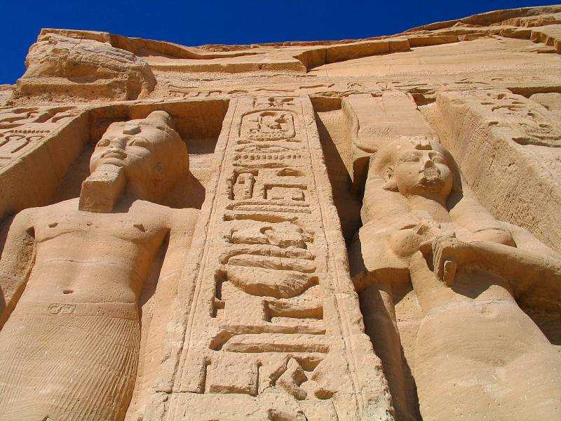 Абу-Симбел — известный храмовый комплекс, величайшее архитектурное достижение Древнего Египта. Вместо того чтобы строить их из камня, Рамсес II высек храмы в утесах долины Нила на территории древней Нубии в 7 км от границы с Суданом.