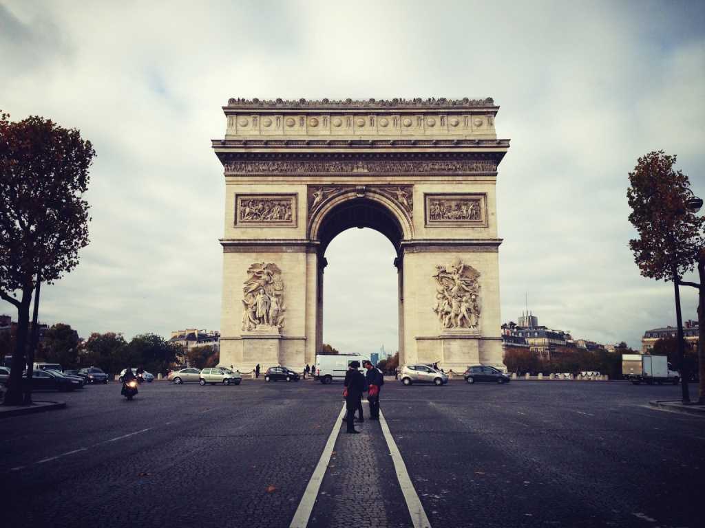 Триумфальная арка на елисейских полях в париже