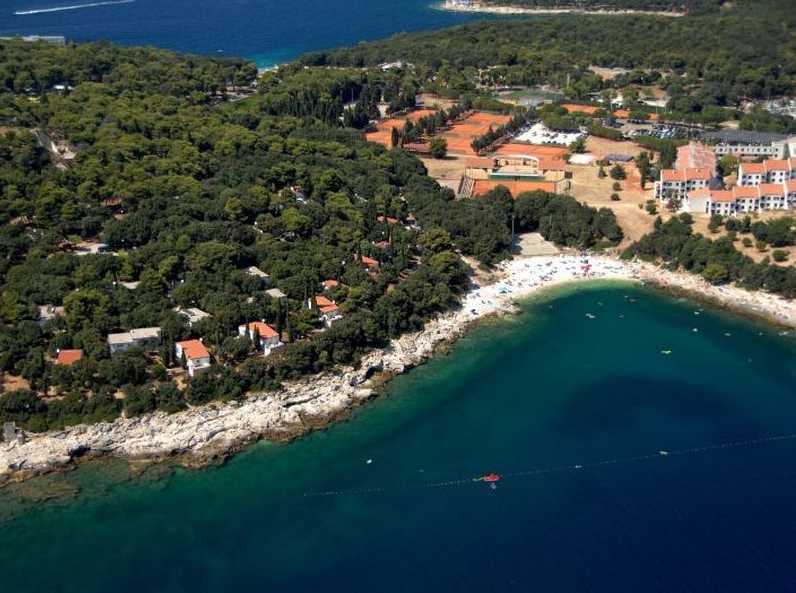 Пула – старинный портовый и курортный город в Хорватии, расположенный на берегу полуострова Истрия, далеко выступающего в Адриатическое море. Основанная на семи холмах, подобно Риму, Пула издавна привлекает путешественников многовековой историей и выдающи