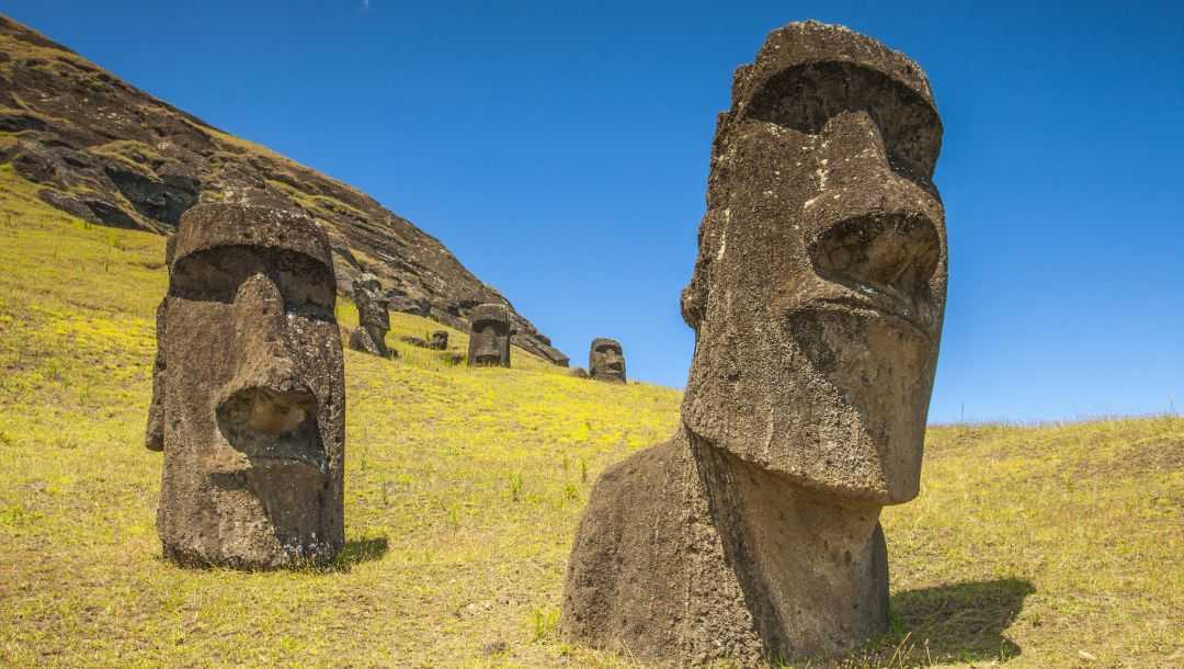 Остров Пасхи, или Рапа Нуи — остров в Тихом океане на территории Чили. Известен благодаря своими гигантскими каменными статуям. Фото и видео острова пасхи.