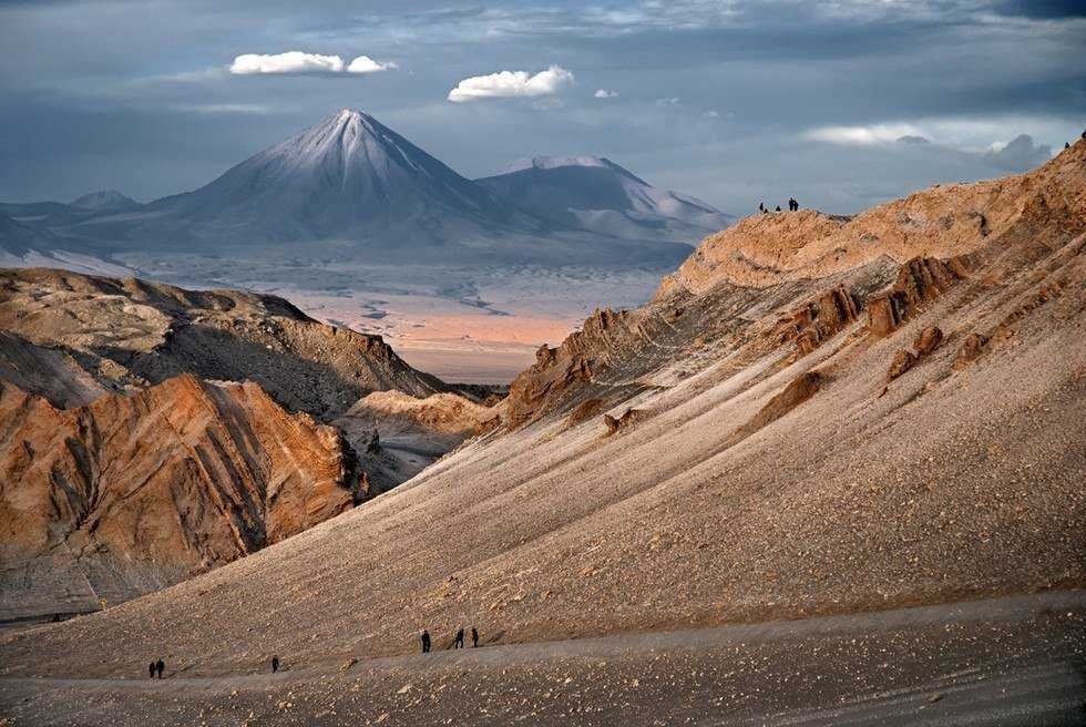 Рука пустыни – монументальная скульптура, которая находится в чилийской пустыне Атакама. Железобетонное сооружение высотой 11 м представляет собой левую ладонь человека, примерно на три четверти выглядывающую из-под земли.