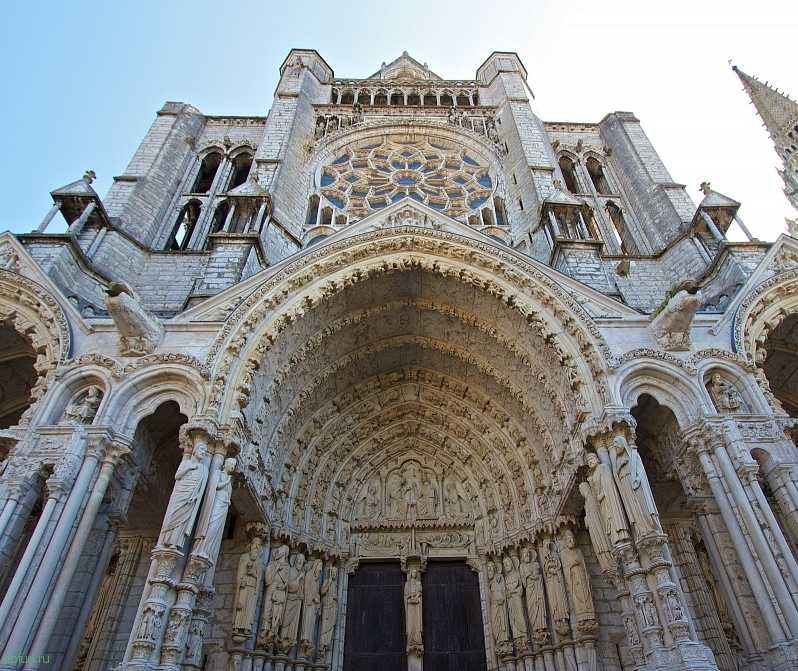 Шартрский собор – уникальный памятник французской готики, сохранившийся в неприкосновенности с XIII века. Туристов привлекают цветные витражи, резные фигуры фасада и сложный лабиринт внутри здания.