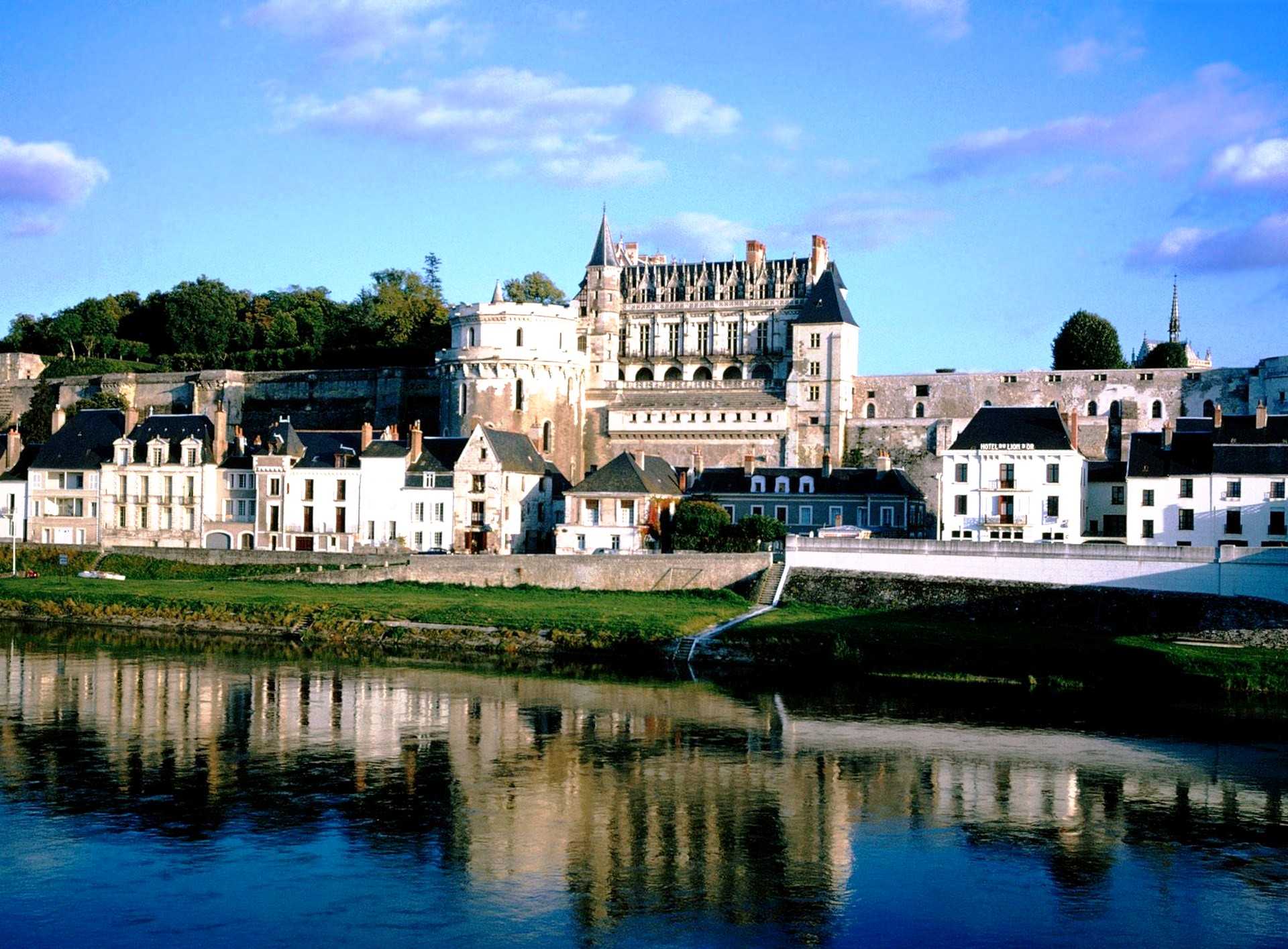 Веден франция. Замок Amboise во Франции. Замки Луары Амбуаз. Королевская резиденция Амбуаз. Amboise (Амбуаз), Долина Луары, Франция.