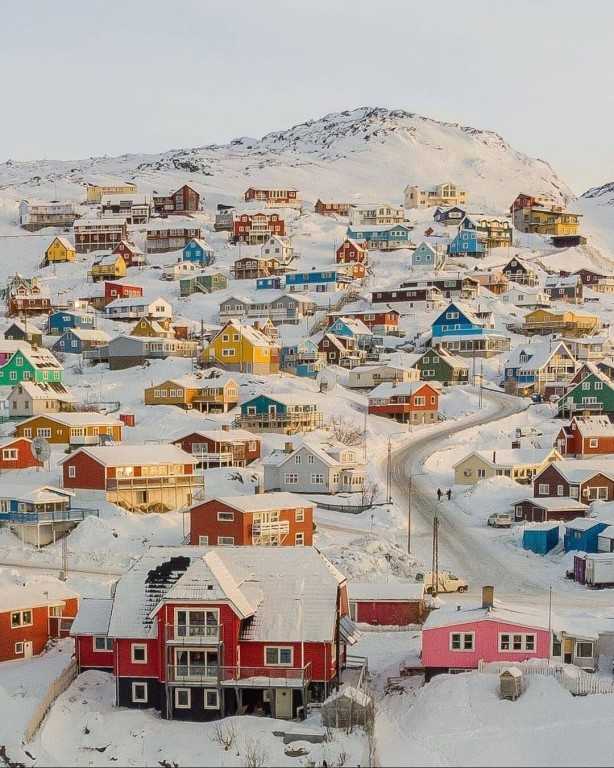 Гренландия — край величественных фьордов и суровой северной природы, куда приезжают те, кто устал от праздного безделья на тропических пляжах. Остров дарит гостям встречу с девственной природой, чистейшим воздухом и неповторимые впечатления от уникальных