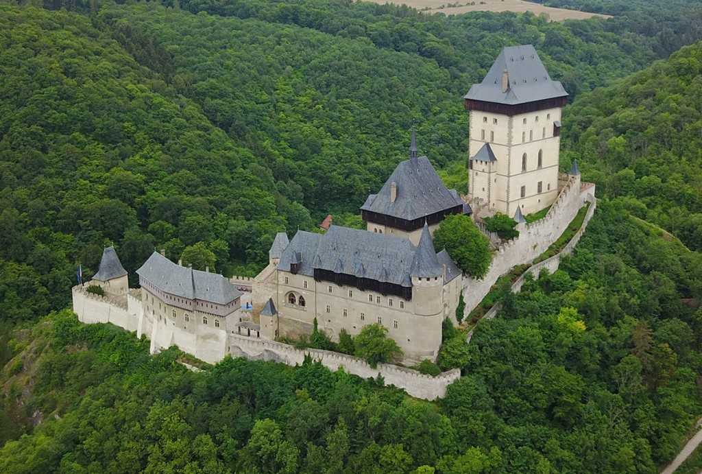 Замок карлштейн в чехии - рай для туристов – так удобно!  traveltu.ru