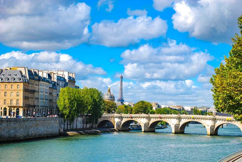 Река в париже