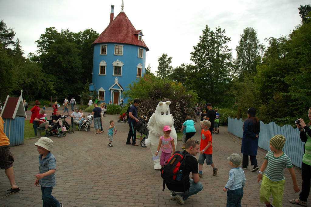 Муми-дол или Долина Муми-троллей – семейный тематический парк в Финляндии, занимающий территорию острова Кайло, рядом с городом Наантали. Побывать в Муми-доле – это все равно, что отмотать несколько десятилетий назад и телепортироваться в собственное детс