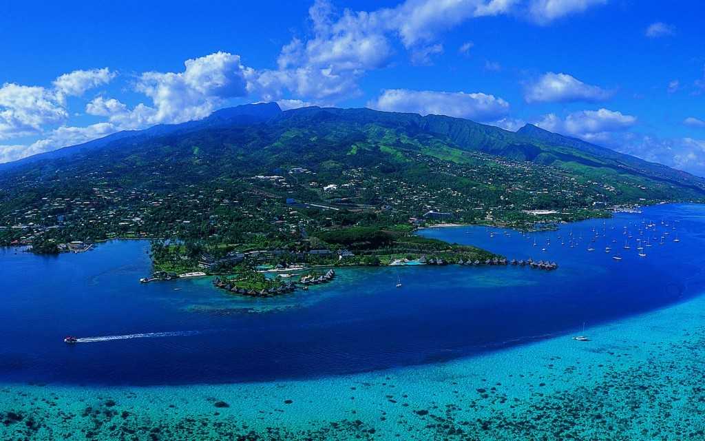 Папеэте – город на берегу Тихого океана, на северо-западе острова Таити. Он является столицей принадлежащего Франции заморского сообщества – Французской Полинезии. Название «Папеэте» на таитянском языке означает «вода из корзины».