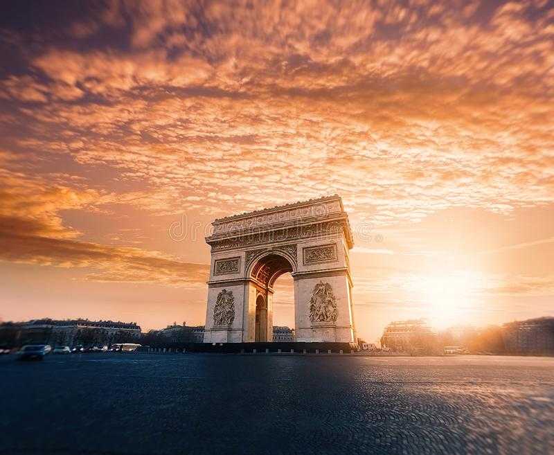 Триумфальная арка на площади каррузель в париже. фото
