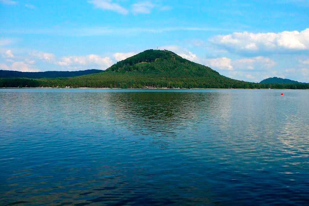 Махово озеро — одно из чистейших озер Чехии, окруженное буковыми и сосновыми лесами с грибами и ягодами, находится всего в 65 км от Праги. Махово озеро слывет великолепным курортным местечком, предназначенным и для семейного, и для романтического отдыха.