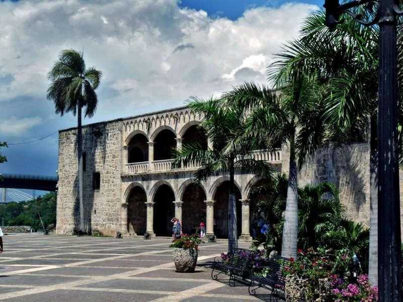 Санто-доминго - столица доминиканской республики. главные исторические достопримечательности -
