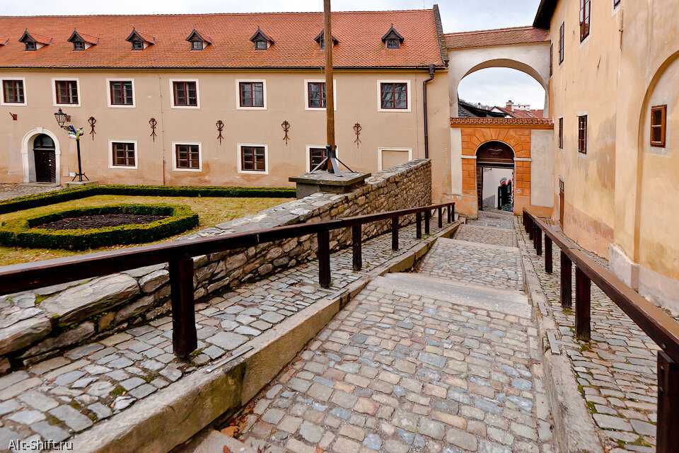 Крумловский замок — второй по величине в Чехии. Он строился на протяжении шести столетий, всё это время захватывая огромную территорию вокруг себя и обрастая сказками и легендами.