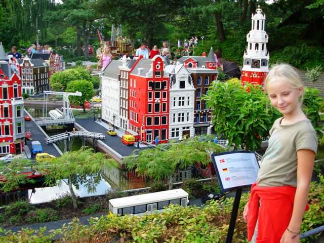 Леголенд в Дании представляет собой удивительный сказочный мир в миниатюре, где всё: машины, корабли, рыцари, индейцы и пираты, птицы и животные и многое другое полностью сделаны из конструктора Лего - около 46 млн. маленьких и просто огромных пластмассов