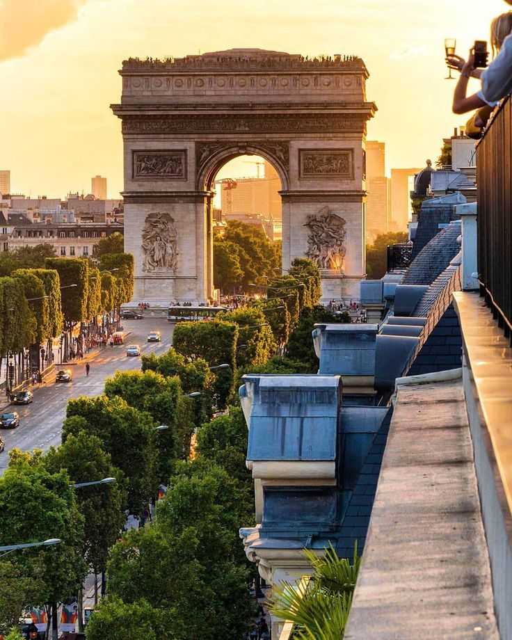 Триумфальная арка в париже