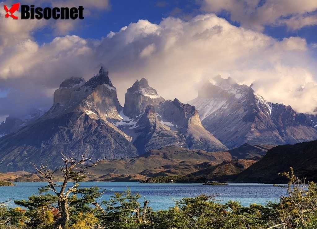 Торрес-дель-Пайне  — живописный и впечатляющий горный массив в Чили и национальный парк...