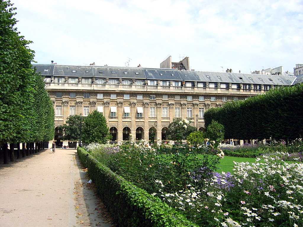 Фото Пале-Рояль в Париже, Франция. Большая галерея качественных и красивых фотографий Пале-Рояль, которые Вы можете смотреть на нашем сайте...