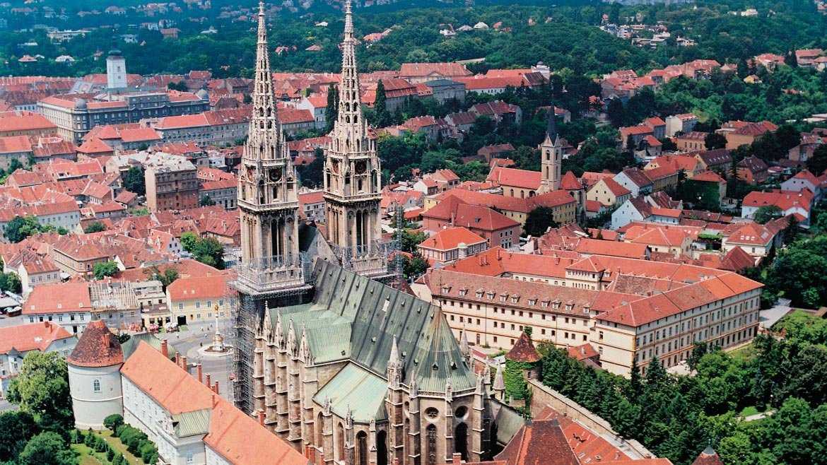 Загреб - столица хорватии. здесь каждый камень дышит историей. начните свое путешествие от вехрнего города, мимо церкови святого марка, посмотрите на зеленую подкову, зайдите в городской музей, посмотрите башню лотршчак, затем театр hrvatsko, музей мимара