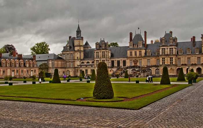Дворец фонтенбло во франции - любимая резиденция монархов и императора