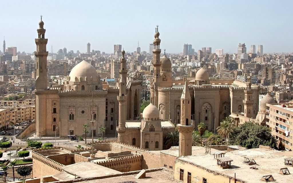 Фото города Каир в Египте. Большая галерея качественных и красивых фотографий Каира, на которых представлены достопримечательности города, его виды, улицы, дома, парки и музеи.