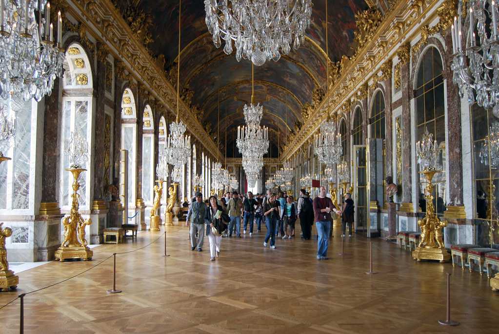 Время версаль. Версальский дворец 1870. Версаль дворец Франция местоположение. Конюшни Версальского дворца. Версальский дворец зимой.