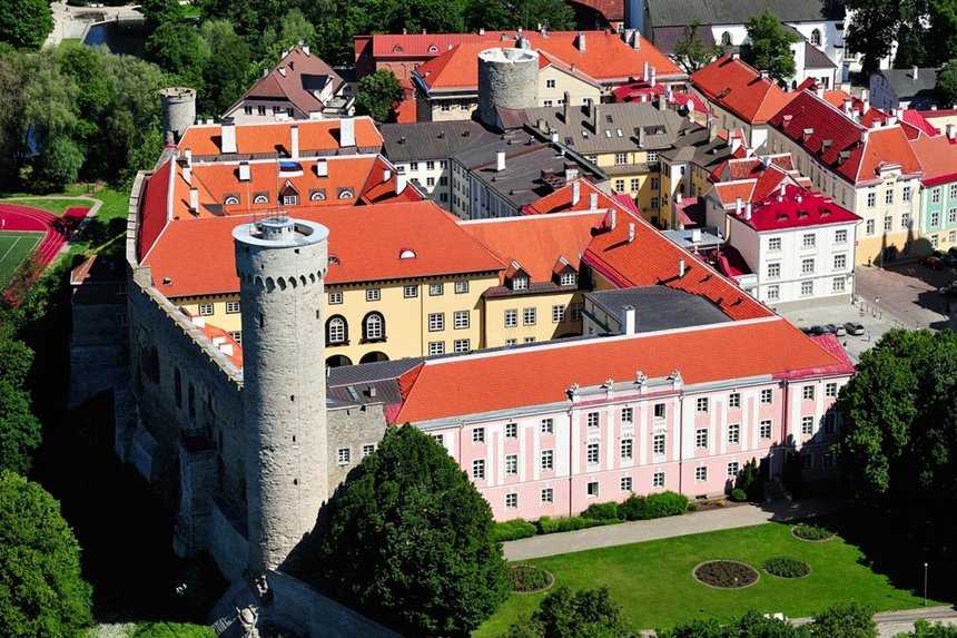 Замок Тоомпеа — средневековая крепость на одноимённом холме в центре Таллина. Изначально замок называли Ревельской крепостью. Русские именовали эту цитадель Колывань. В наши дни замок считается одним из крупнейших исторических архитектурных ансамблей не т