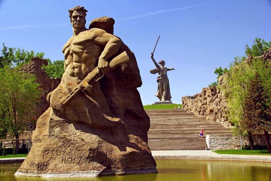 10 самых известных памятников россии