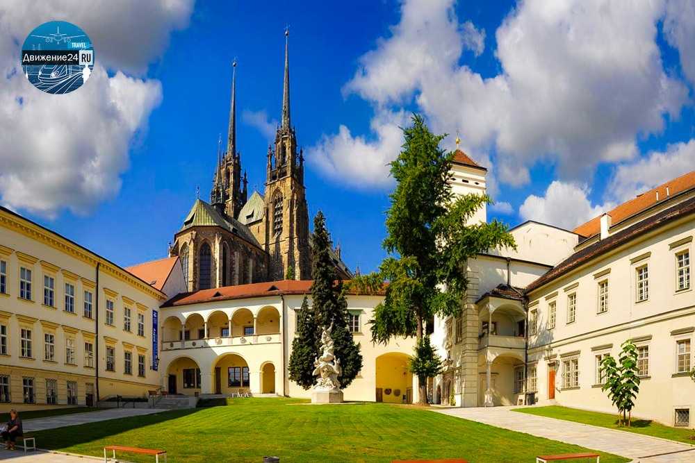 Брно – старинный город на юго-востоке Чехии, второй по величине и значимости после Праги. Он расположился в холмистой местности, у слияния рек Свратки и Свитавы в историческом регионе Моравия. Брно – административный центр Южноморавского края, его населен