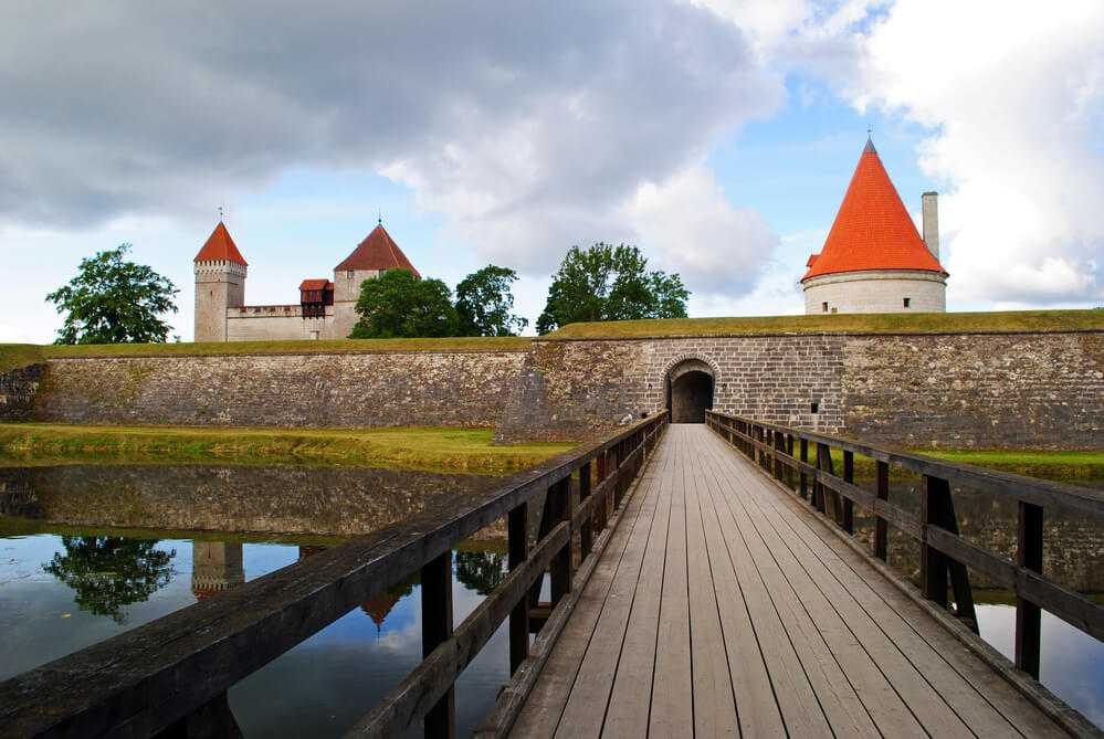 Фото города Пярну в Эстонии. Большая галерея качественных и красивых фотографий Пярну, на которых представлены достопримечательности города, его виды, улицы, дома, парки и музеи.
