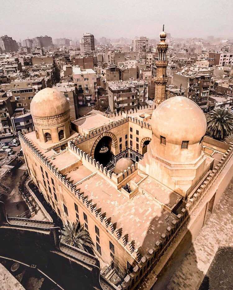 Подборка видео про Каир от популярных программ и блогеров, которые помогут Вам узнать о городе Каир и Египта много нового и интересного