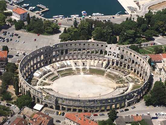 Амфитеатр в Пуле является, пожалуй, самым известным символом региона Истрия. Постройка Арены, как называют ее в Хорватии, была начата при императоре Августе в начале I века, когда Пула являлась важным стратегическим центром Римской империи на Адриатике.