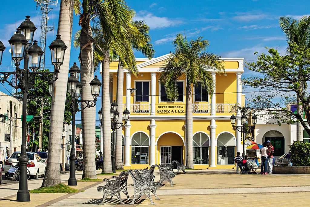 Пуэрто Плата — популярный курорт в Доминикане. Об этом испанском поселении стало известно в 1563 году, когда английский капер сэр Джон Хокинс продал 400 рабов за жемчуг, кожу, сахар и золото. Сейчас Пуэрто Плата — метрополия, преуспевающая за счет туризма