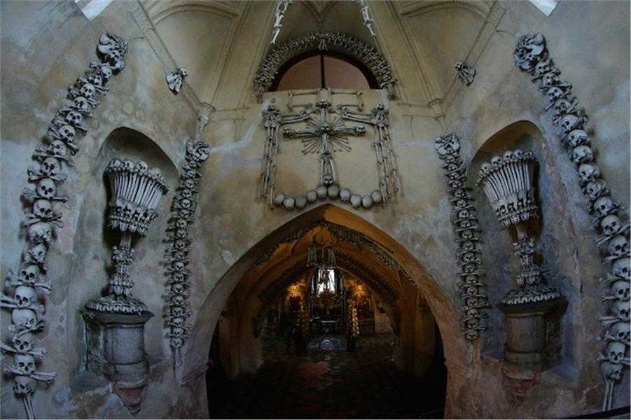 Костница в седлеце: необычный интерьер, украшенный тысячами костей