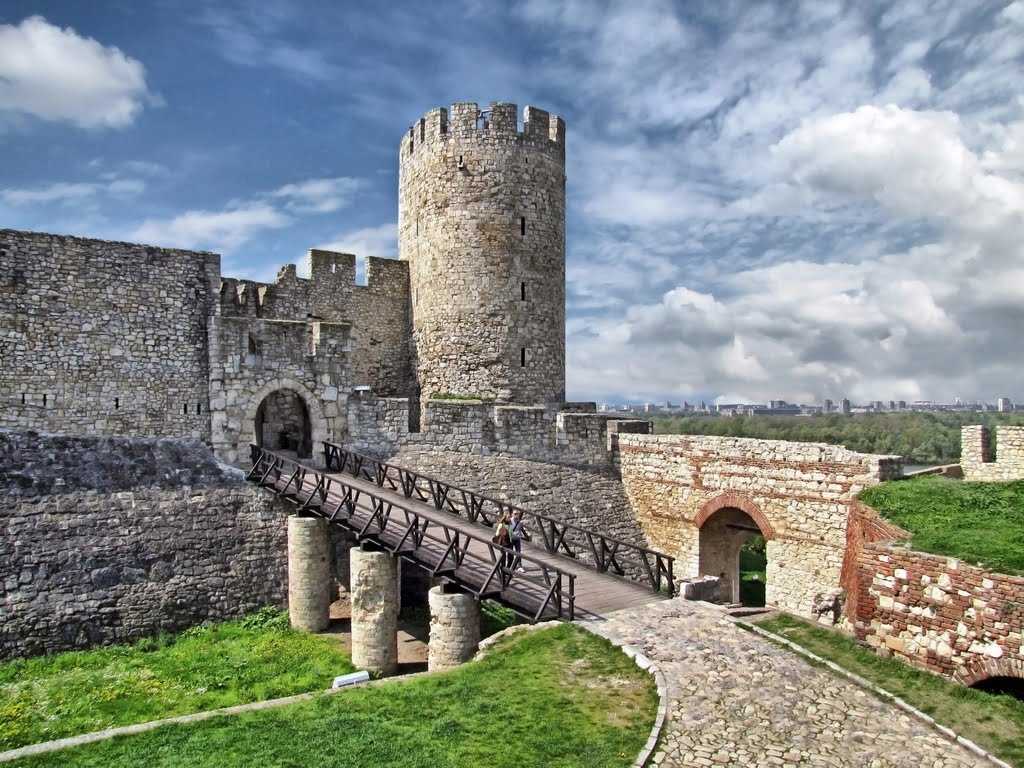 Крепость Каркассон — средневековая цитадель, расположенная во одноименном французском городе. Она стоит в старой части города, на правом берегу реки Од. Это одна из самых интересных крепостей в Европе.