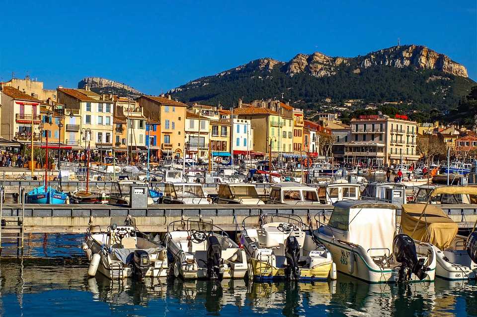 Кассис — маленький французский город на средиземноморском побережье, который скорее можно рассматривать как курортный пригород Марселя, нежели как самостоятельную единицу в прекрасном ожерелье Лазурного берега.