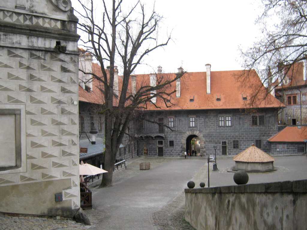Крумловский замок в чехии: описание замка и фотографии дворов