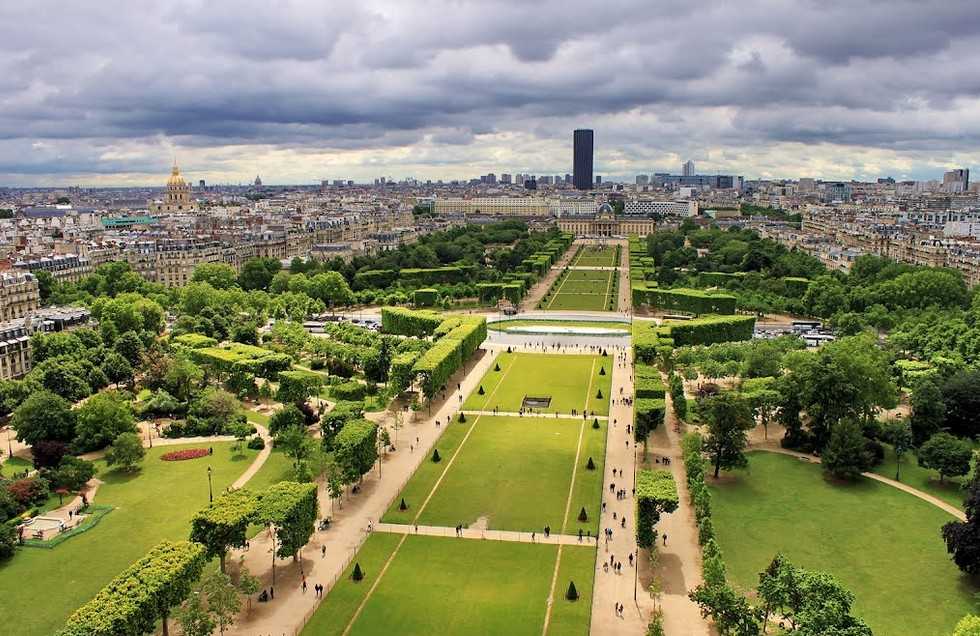 Марсово Поле — это великолепный регулярный парк в Париже, протянувшийся в 7-м парижском округе от подножья Эйфелевой башни к Королевской военной школе