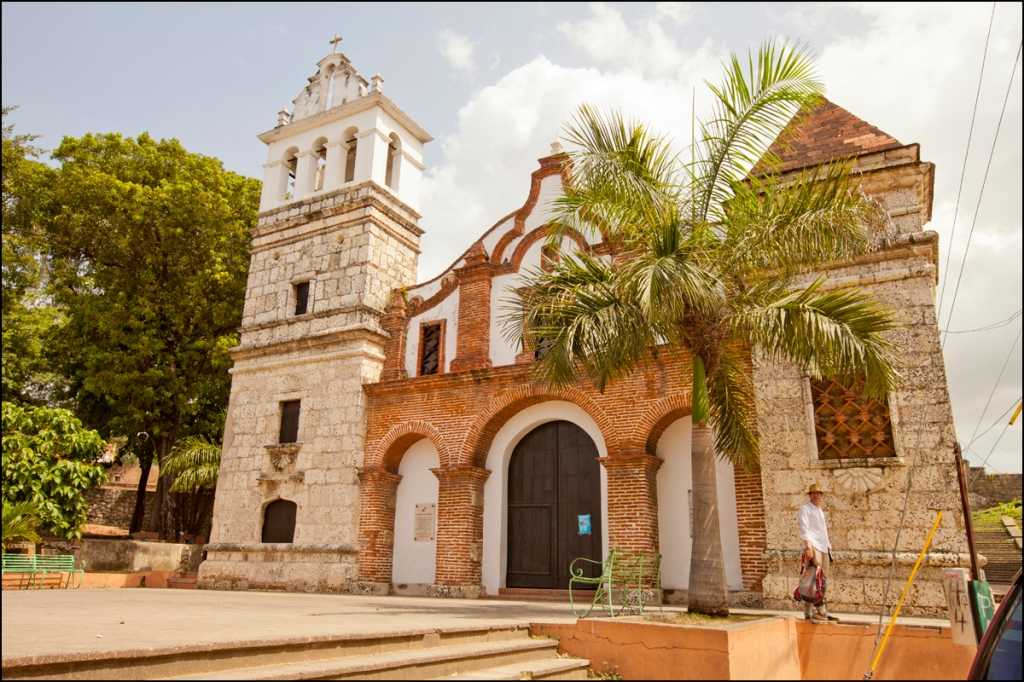 Исторические сооружения Доминиканы: Альтос-де-Чавон, Крепость Осама, Кафедральный собор в Санто-Доминго...