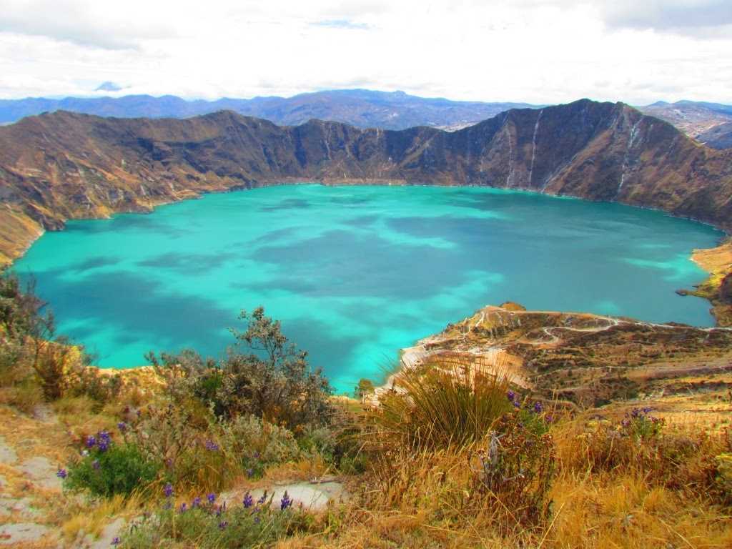 Озеро килотоа в кратере вулкана | эквадор • блог camino distinto