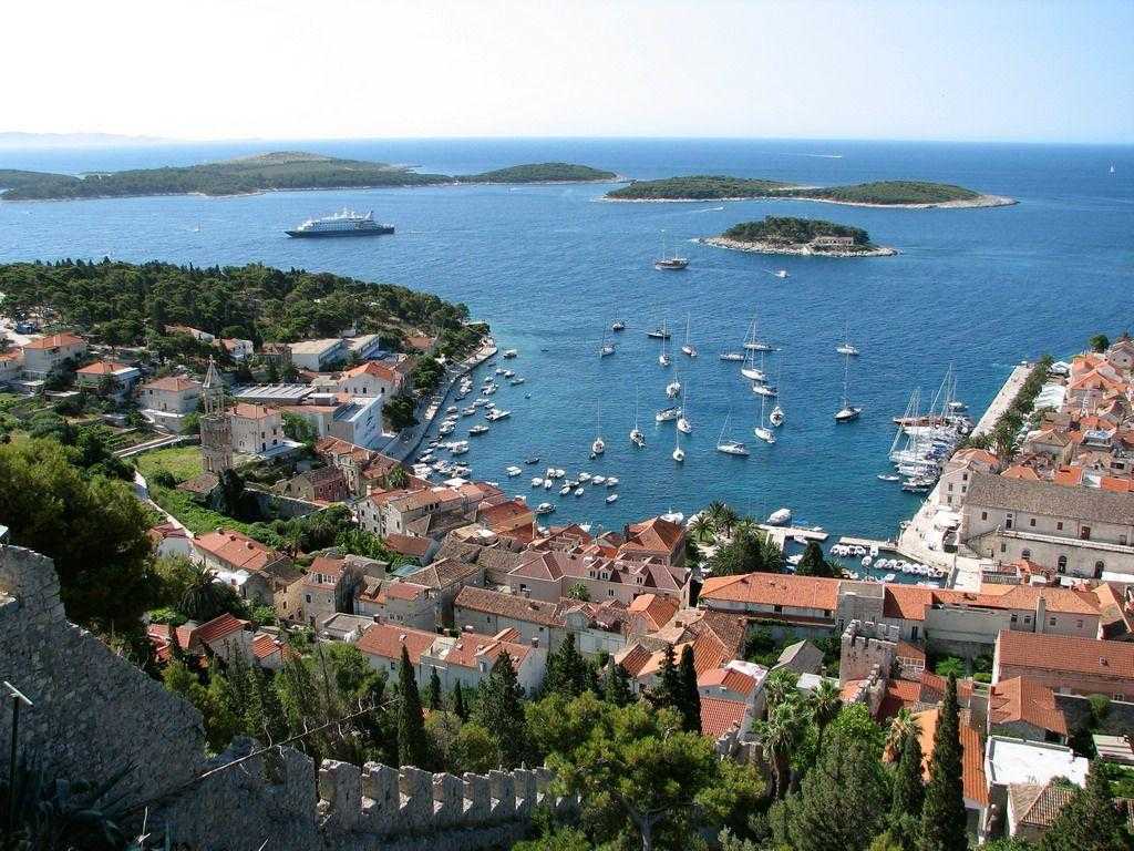 Задар — город в Хорватии, расположен в 115 км северо-западнее Сплита - исторического центра побережий Хорватии и Далмации. Поселение известно с неолитических времен, с тех пор Задар пережил немало перемен