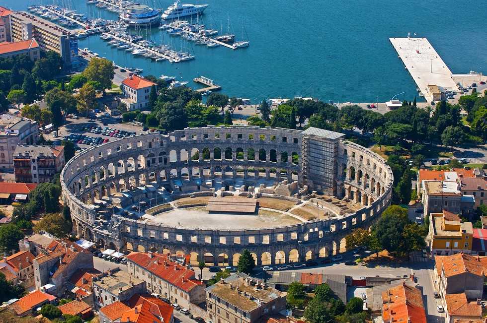 Амфитеатр в Пуле является, пожалуй, самым известным символом региона Истрия. Постройка Арены, как называют ее в Хорватии, была начата при императоре Августе в начале I века, когда Пула являлась важным стратегическим центром Римской империи на Адриатике.