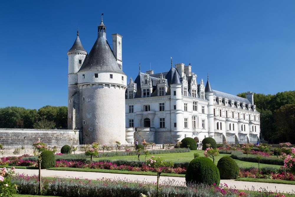 Замок Шенонсо — одно из самых романтичных и любимых туристами поместий в долине Луары. Старинный замок настолько популярен, что многие считают его самой красивой достопримечательностью Франции.