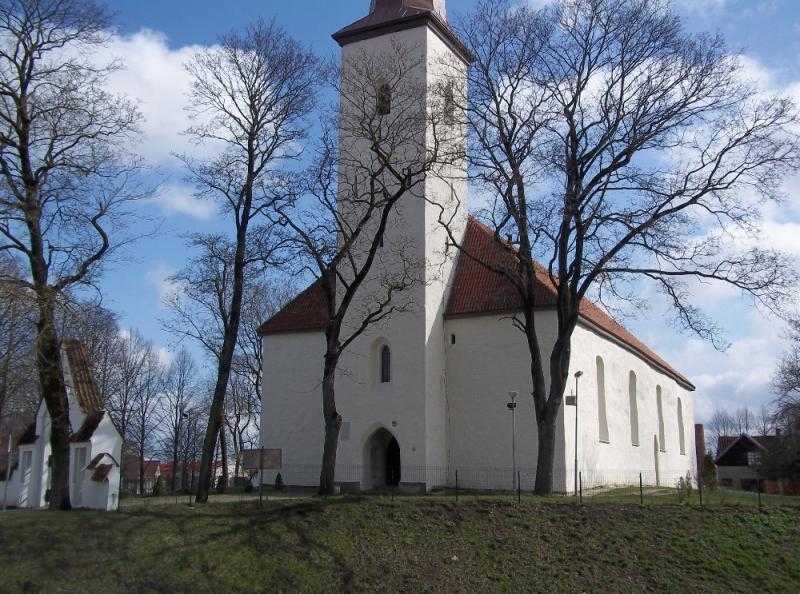 Йыхви — небольшой город в северо-восточной части Эстонии, расположенный в 46 км к западу от Нарвы.