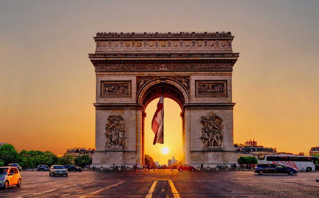 Триумфальная арка в париже